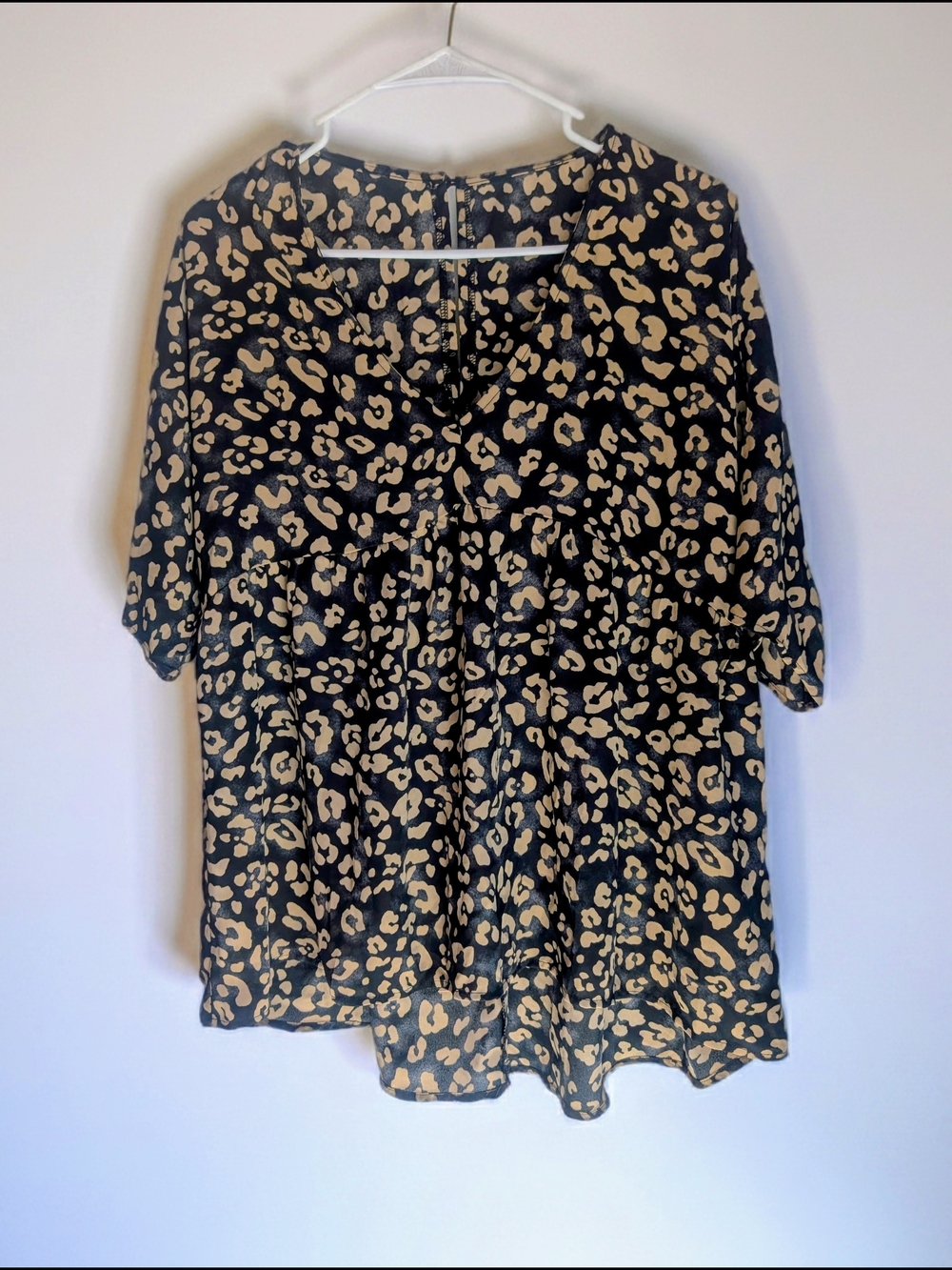 NWOT Betsey's Boutique Black and Tan Leopard Print V-Neck Blouse- Small